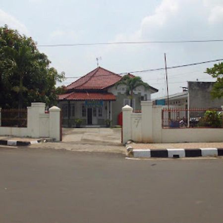 Oyo 90865 Hotel Kusuma Purwakarta Karawang Exterior photo