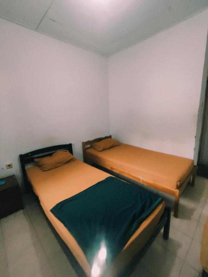 Oyo 90865 Hotel Kusuma Purwakarta Karawang Exterior photo